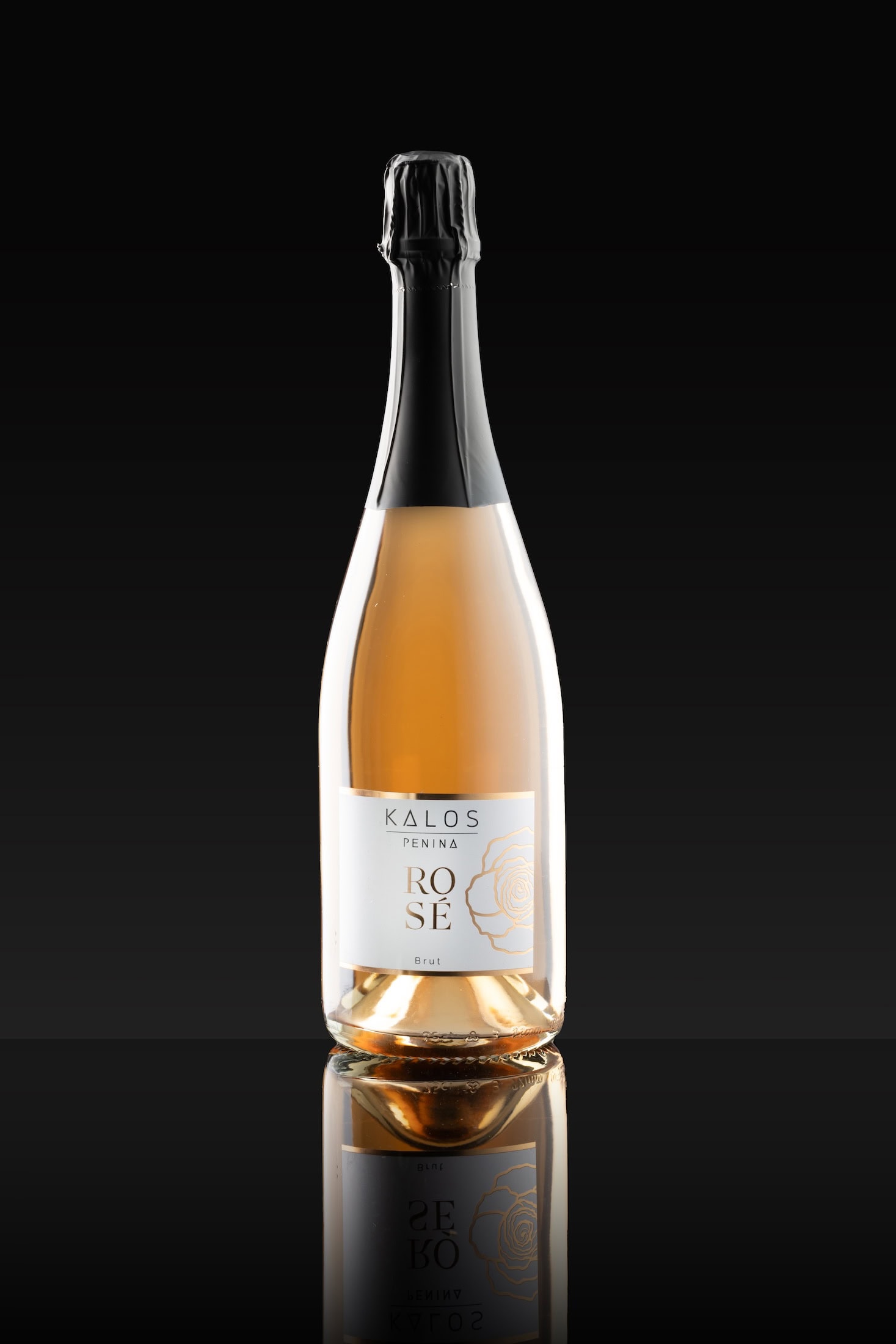 KALOS Rosé 2024: Merlot in Barbera, klasična metoda ter 9 mesecev zorenja v Milojkini zemljanki na Vojskem. Spoznajte zgodbo in naročite svojo steklenico.